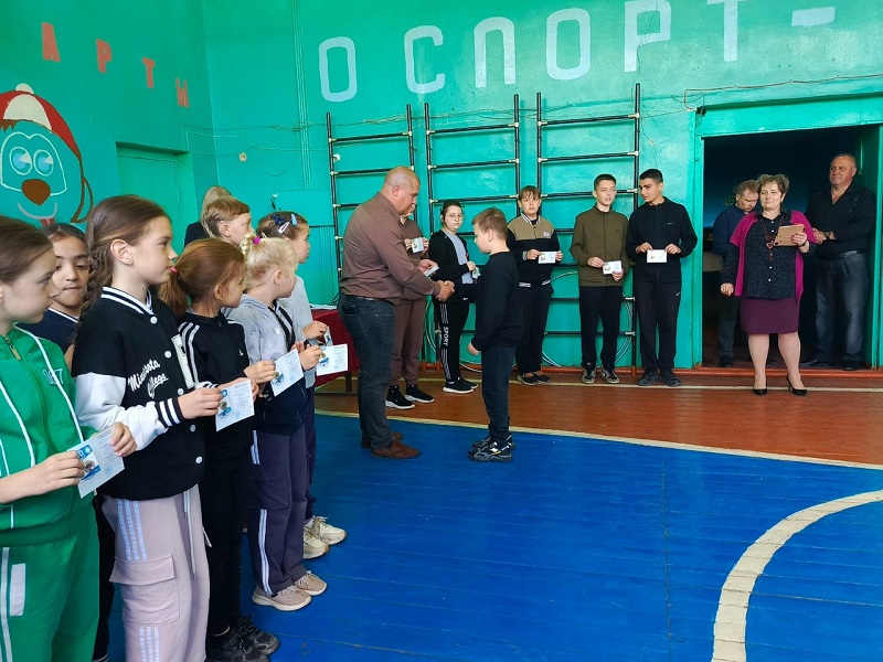 Сегодня в МКОУ «Рождественско-Хавская СОШ» состоялось торжественное вручение знаков отличия за 2024 год.